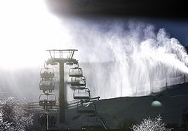 Usuarios suben en telesilla en la estación de esquí de Valdezcaray.