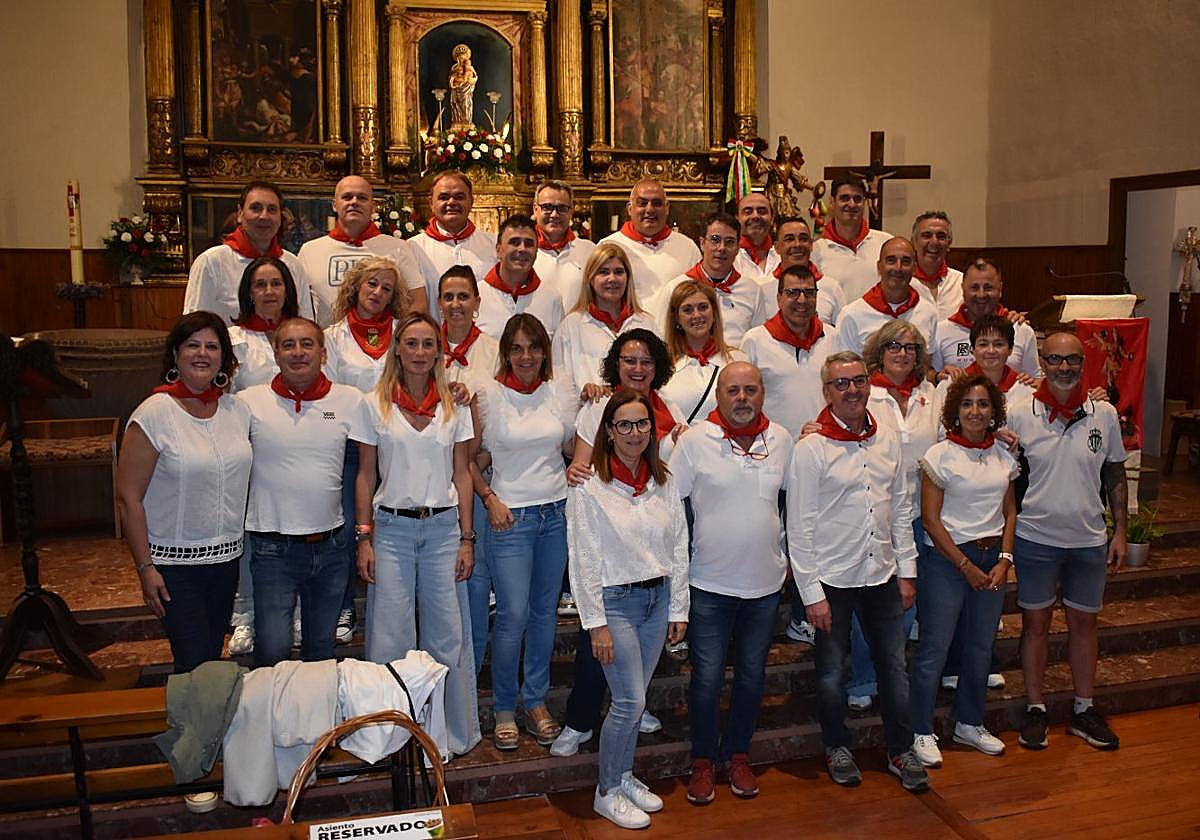 Los quintos de 1975 en el altar mayor de la parroquia de San Miguel Arcángel de Rincón de Soto