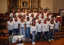 Los quintos de 1975 en el altar mayor de la parroquia de San Miguel Arcángel de Rincón de Soto