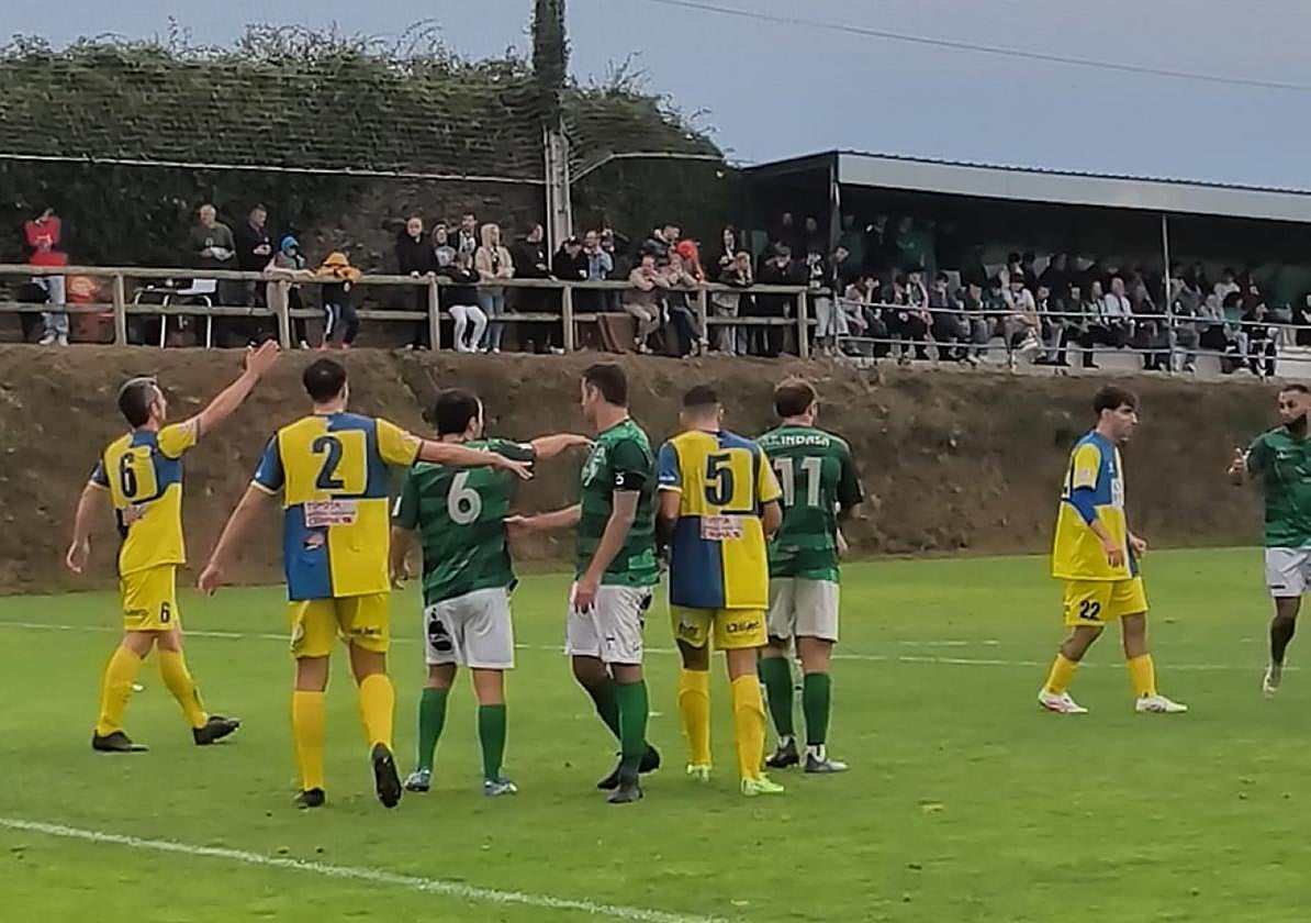 Los jugadores del Alberite replican en una acción a balón parado.
