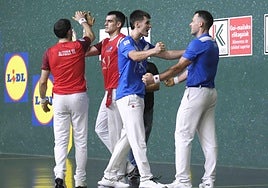 Iztueta-Jaka, de azul, celebran su triunfo en la feria de San Mateo.
