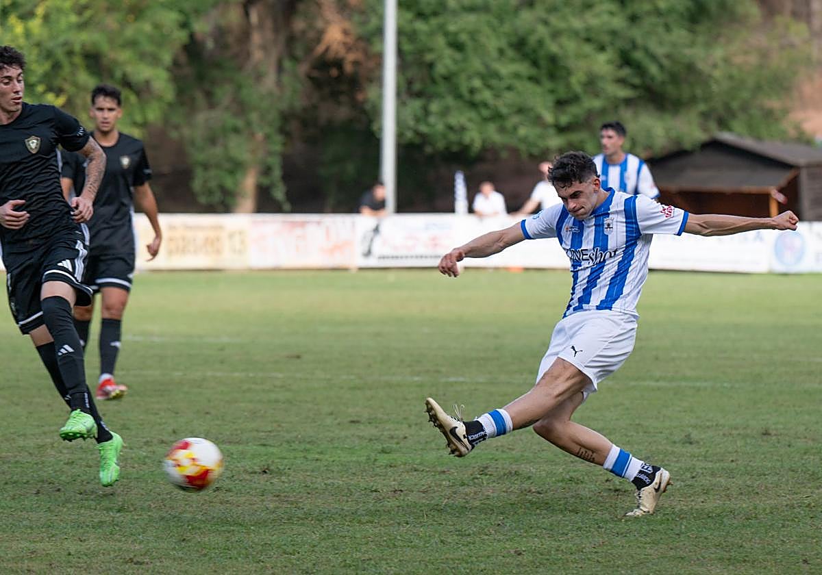 Caño dispara desde fuera del área en el partido contra el Gernika, en La Salera.