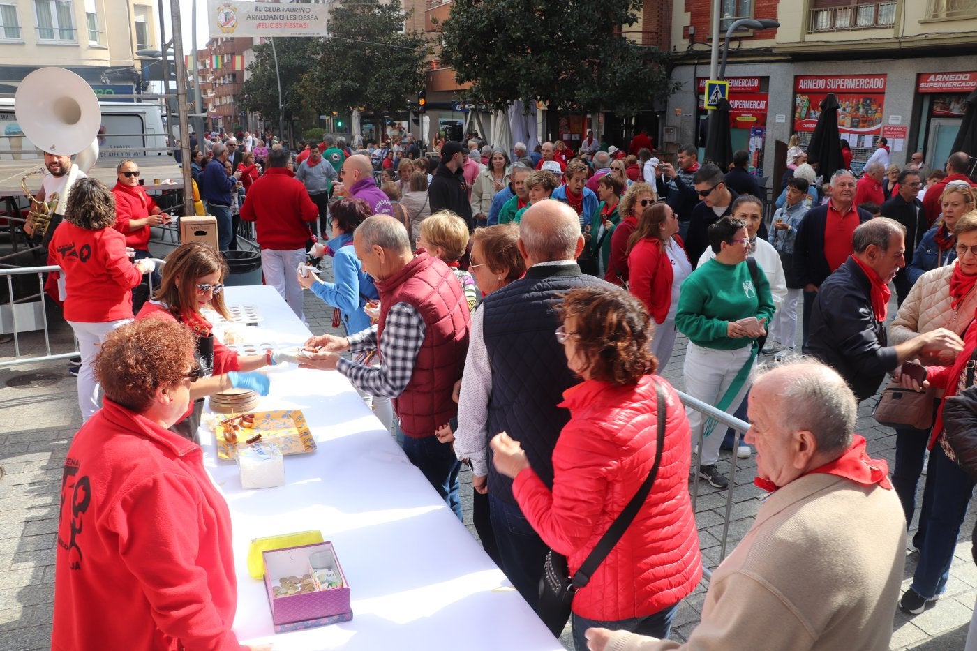 Cientos de personas desfilaron por la degustación de choricillo que la peña Tao asó y ofreció en la Puerta Munillo este lunes a mediodía.