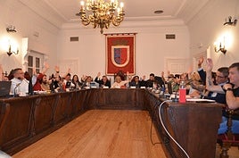 Concejales de todos los grupos, votando a favor de pedir que abra más horas la taquilla de la estación.