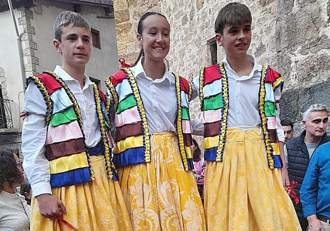 Adriana, en el medio, junto a sus compañeros César e Ibai, que también han debutado como danzadores.