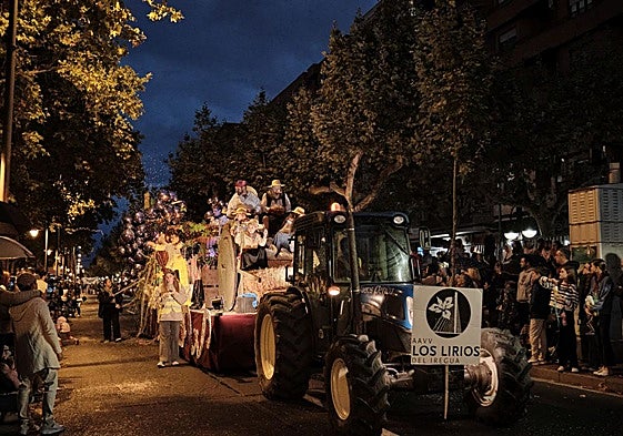El desfile de carrozas sufrió retrasos porque hubo que esperar a las peñas que salían de los toros.
