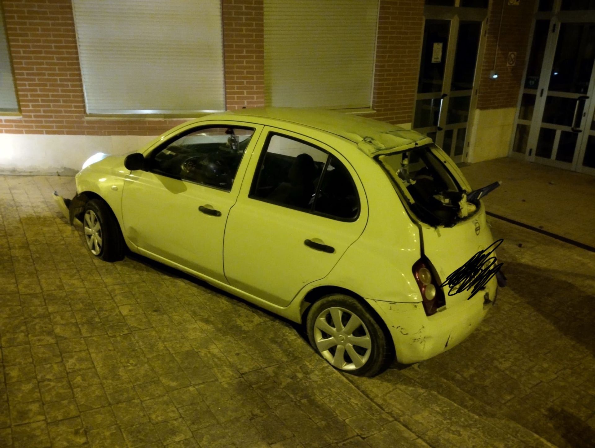 El vehículo, tras estrellarse con el CEIP Eduardo González Gallarza de Lardero.