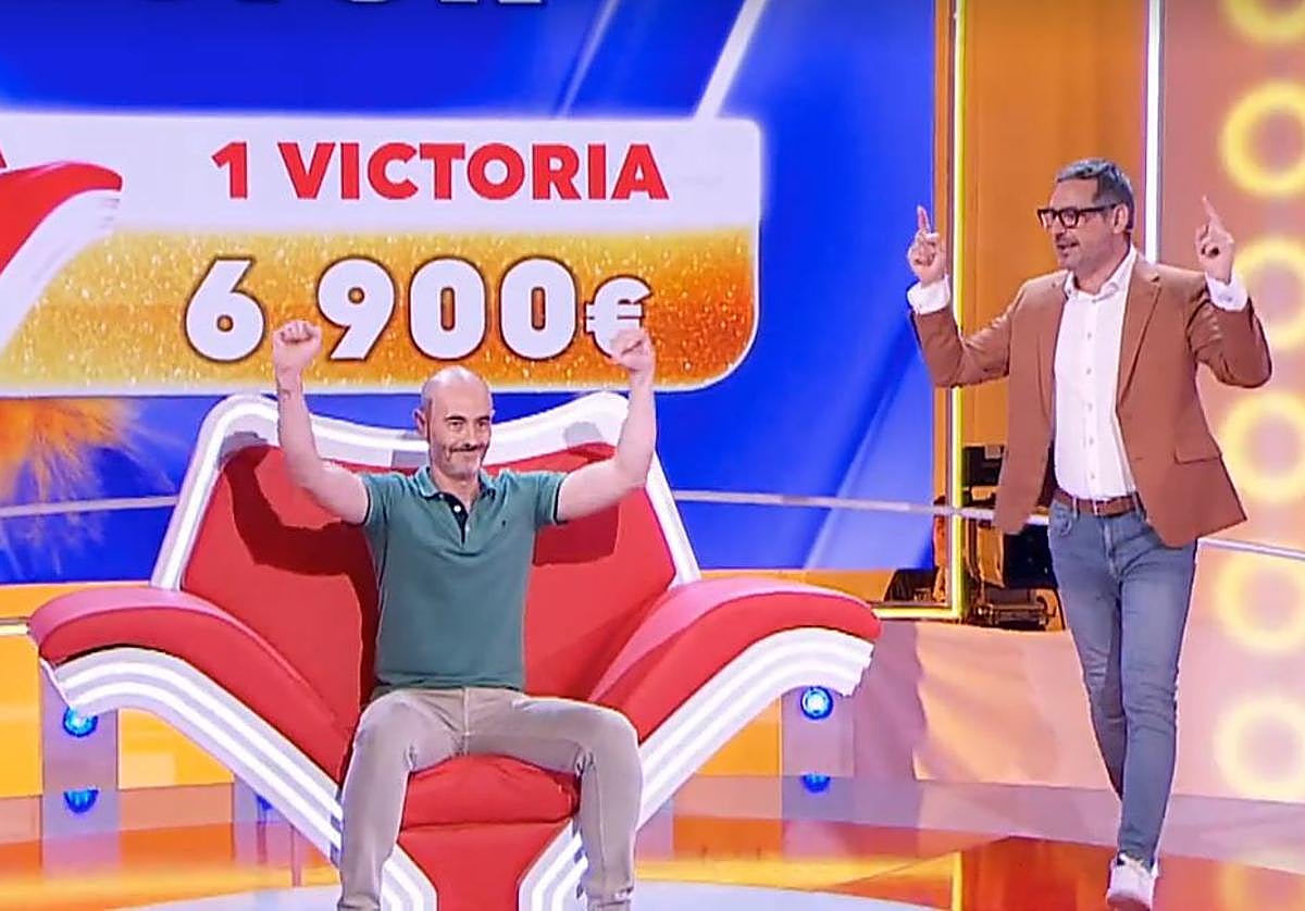 Héctor Alarcia, a la izquierda, celebra su triunfo ante Rafa Castaño.