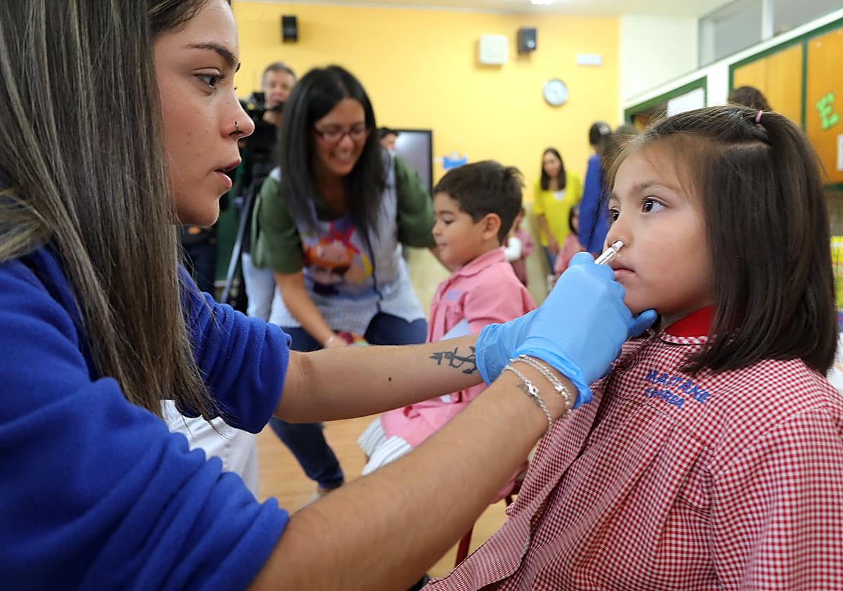 Imagen principal - Salud inicia la vacunación antigripal con los 27.000 escolares de hasta 11 años y 4.000 mayores de residencias
