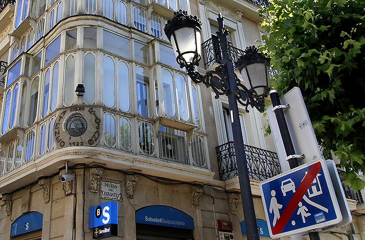 Fachada exterior del Ateneo Riojano en Muro de Cervantes 1.