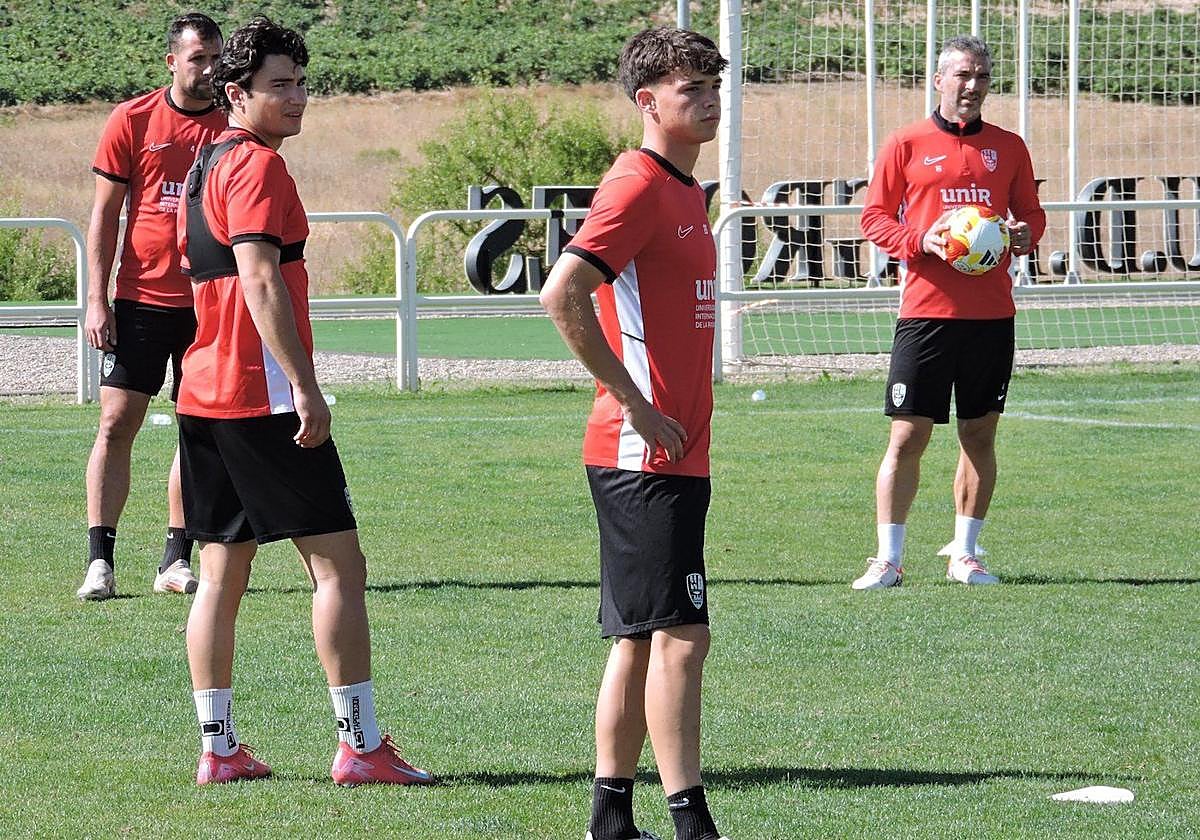 Eder Larrea, en primera plano, en un entrenamiento con la UD Logroñés en Valdegastea.