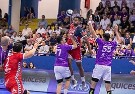 El argentino James Lewis Parker busca al experimentado pivote Iván Montoya ante el Guadalajara.