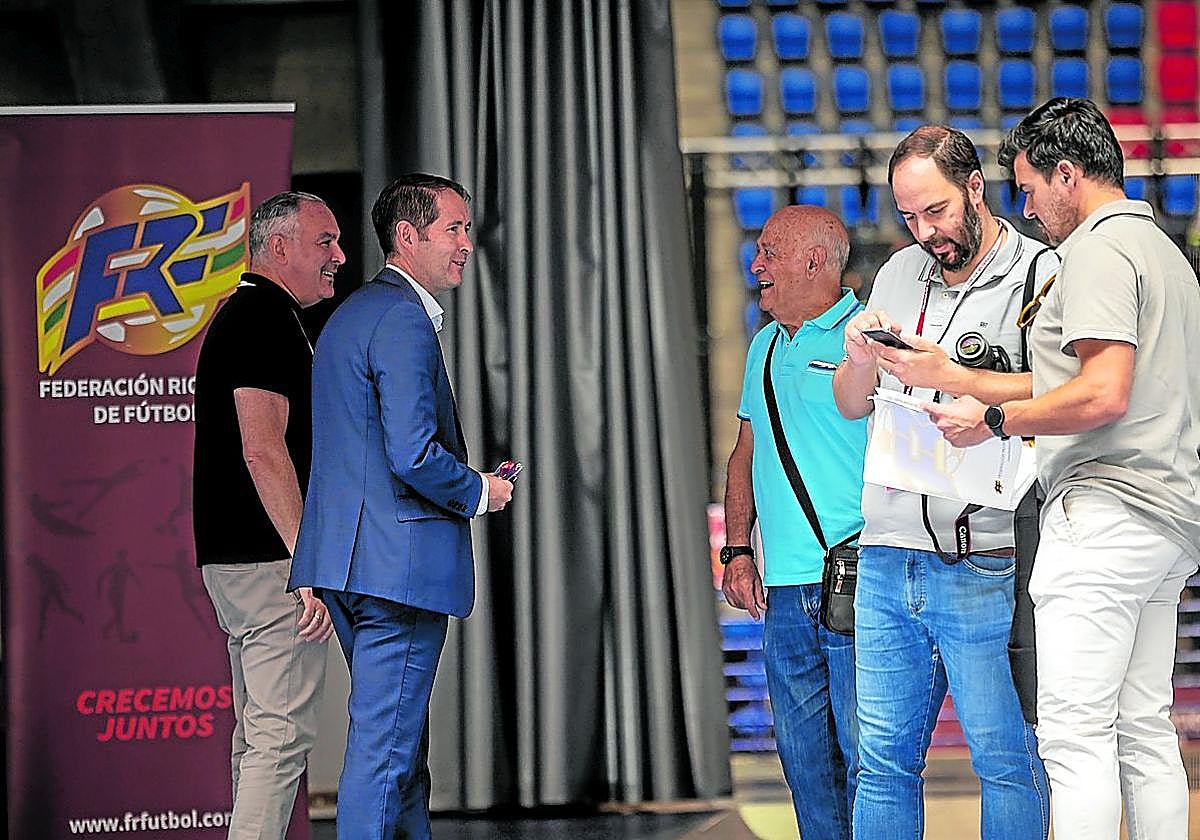 Jesús Alonso (segundo por la izquieda), el pasado 26 de julio, día en el que el fútbol riojano eligió presidente.