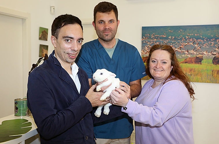 Sergio Tejada, Joaquín Laliena y Sonia Fernández posan en Nakuru con la coneja Pompón.