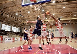 Pardina pelea por el balón en el partido entre Logrobasket y Clavijo del pasado 21 de septiembre.