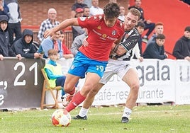 Joselu intenta zafarse de la presión del rival del Haro.