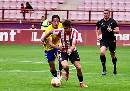 Berto Rosas avanza con el balón en el partido entre UD Logroñés y Ebro.