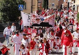 Los Lubumbitas, la cantera de la peña más numerosa de la ciudad, tomaron las pancartas y la charanga y llevaron su alegría en forma de pasacalles durante el mediodía.