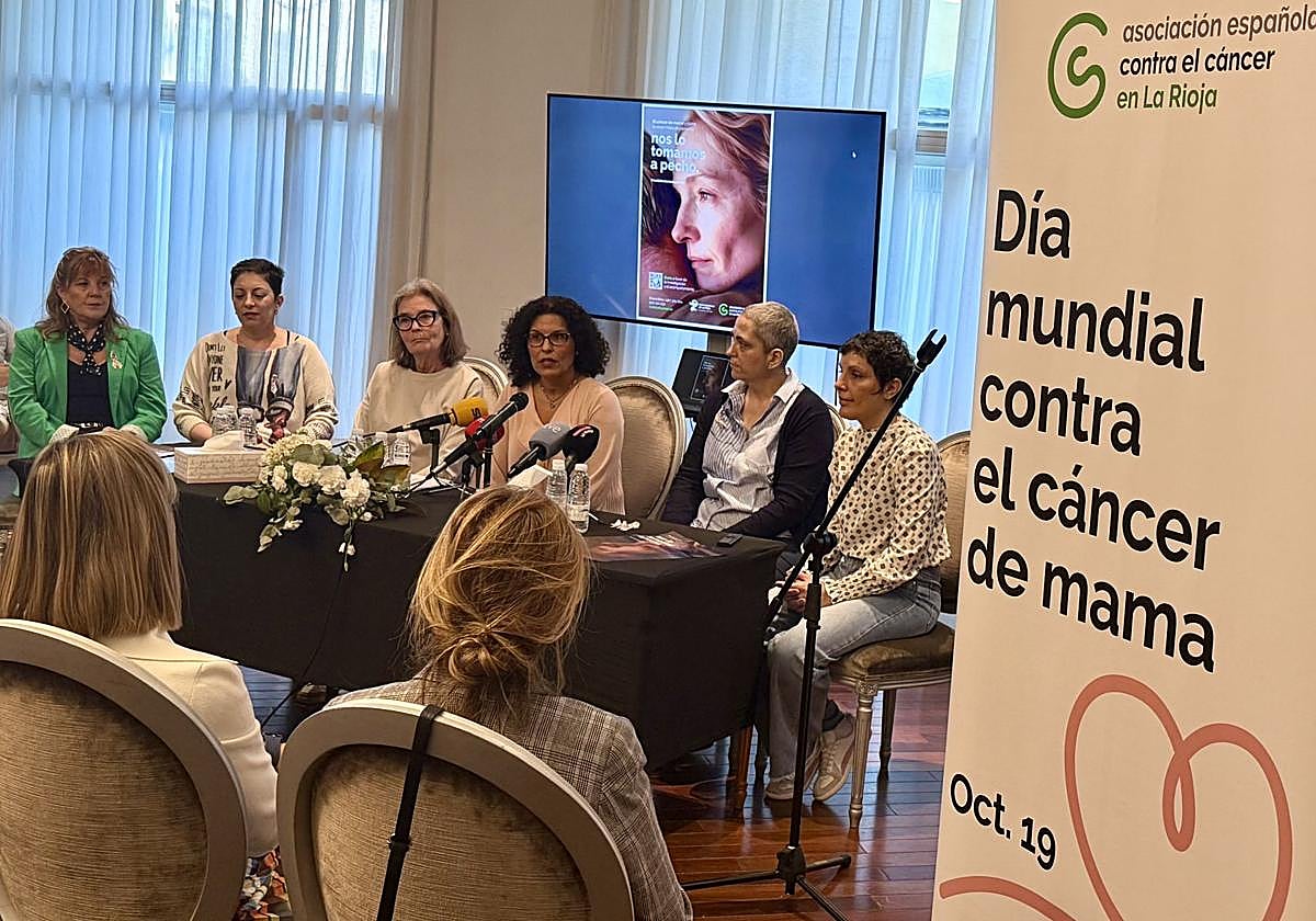 Varias pacientes cuentan su testimonio en una mesa redonda sobre el cáncer de mama, que ha tenido lugar esta mañana.