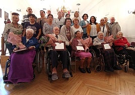 Los centenarios homenajeados, junto a sus familiares, Mónica Arceiz e Isabel Sáenz.