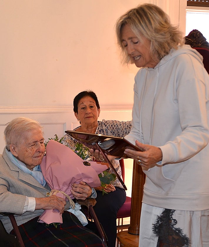 Imagen secundaria 2 - Entrega de placas a los centenarios; exhibición de las participantes del programa Verano Activo y la alcaldesa con Carmen Porres, la abuela más longeva de Calahorra.