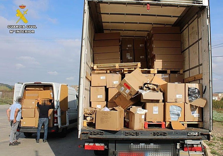 Una furgoneta detenida con material robado.