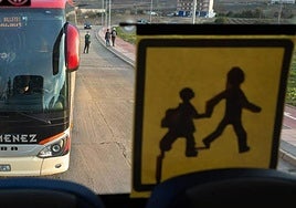 Un autobús de transporte escolar.