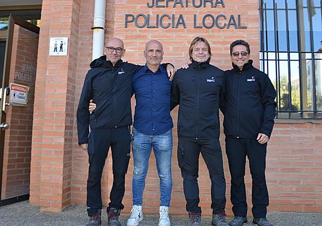 Alberto Abad, segundo por la ziquierda, con algunos compañeros