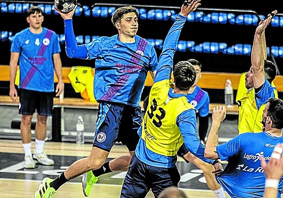 Álvaro Preciado se eleva para buscar el pase en un entrenamiento.