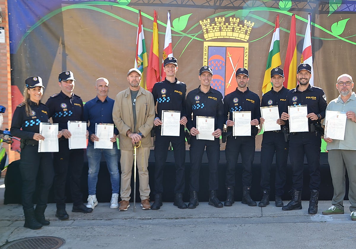 Agentes y ciudadanos homenajeados por la Policía de Calahorra esta mañana.