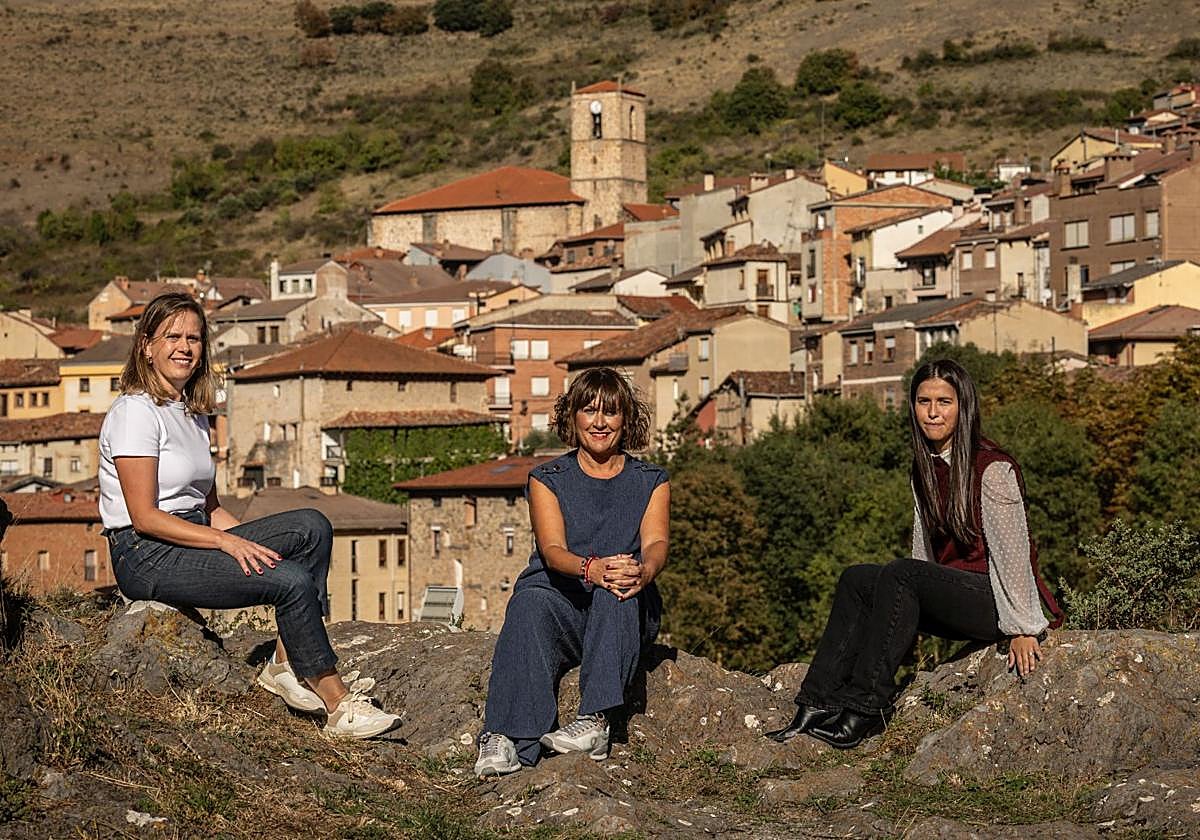 De izquieda a derecha, Minerva Sáenz (jueza de paz), Gemma López (alcaldesa) y Marta Quintanar (alguacila), con Anguiano al fondo, en la tarde del pasado miércoles.
