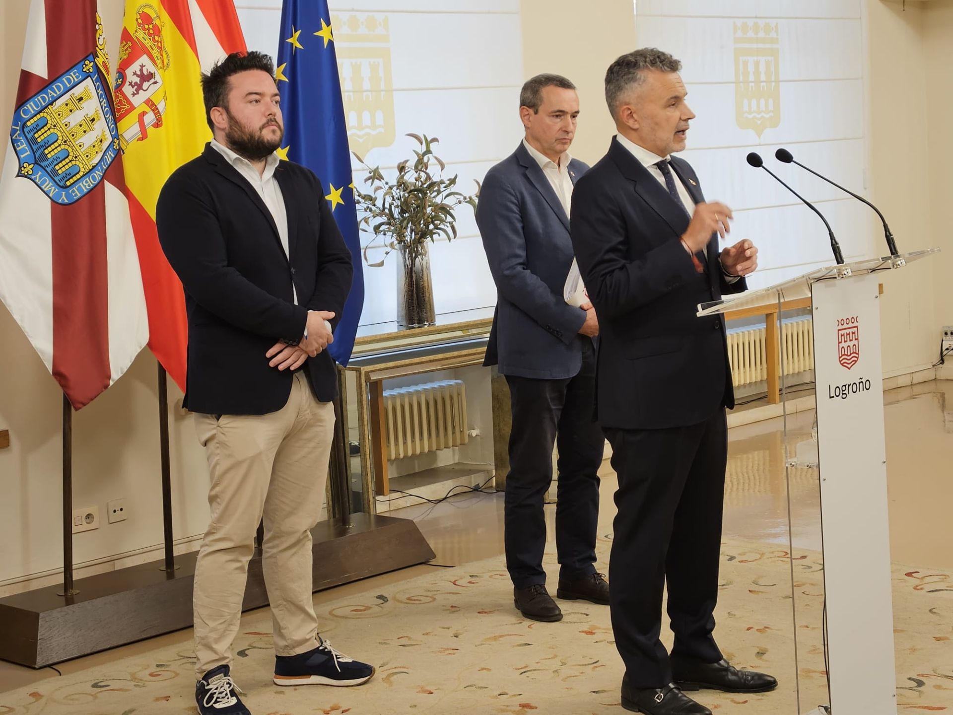 Escobar, junto a López-Araquistáin y Martínez Mancho, este jueves.