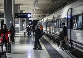 Pasajeros en la estación de Logroño, en una imagen de archivo.