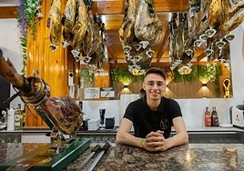Luis Gustavo de Queiroz, en la barra, con su exposición de jamones de la firma sevillana Los Romeros de Alanís.