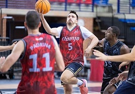 Miguel de Pablo entra a canasta en un entrenamiento del Clavijo en el Palacio de los Deportes.