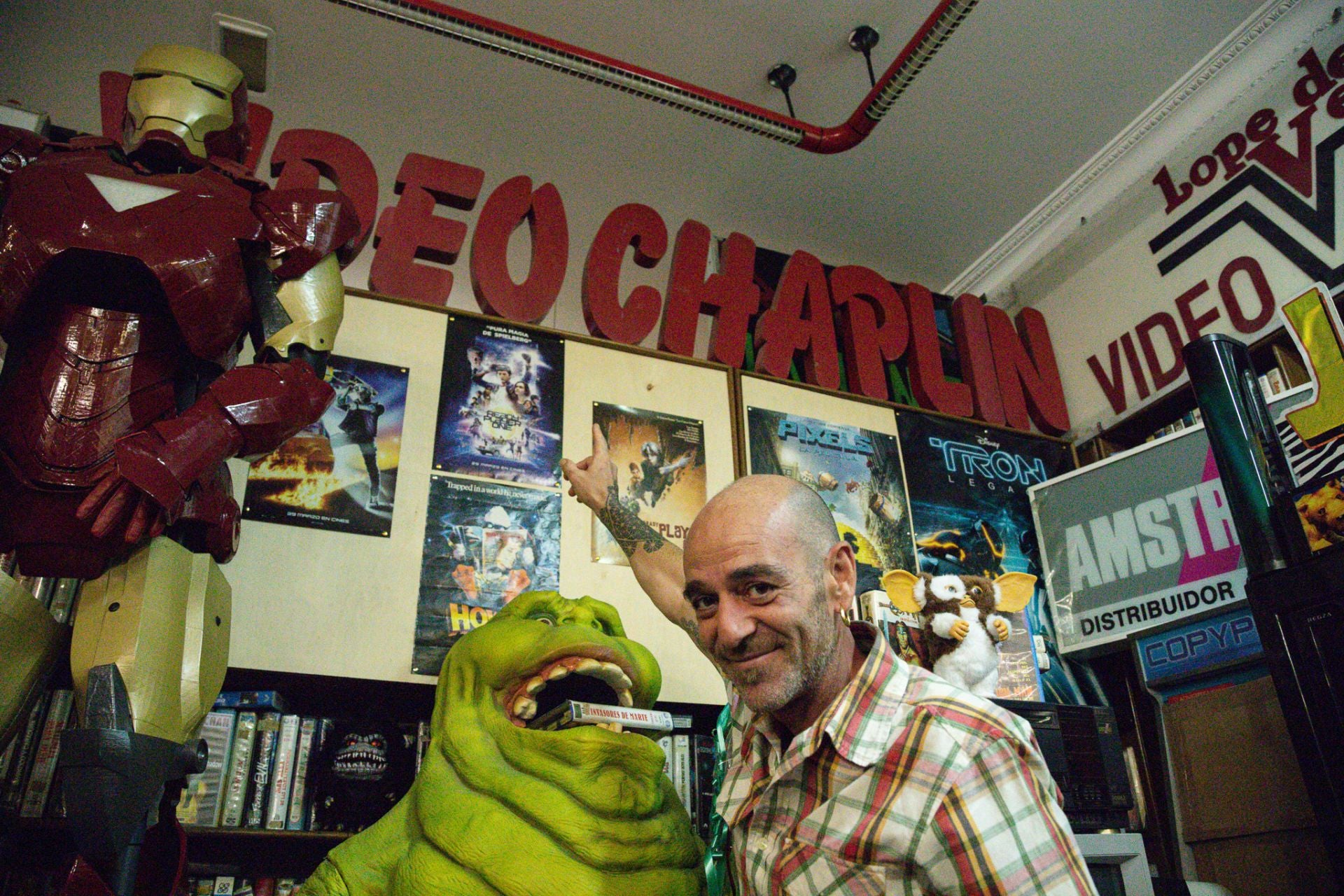 Miguel Ángel, entre recuerdos, señala el letrero del 'Chaplin'.