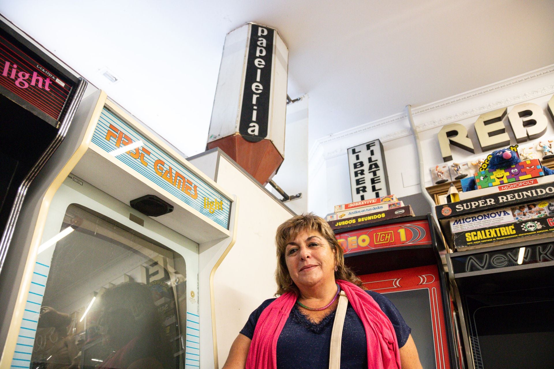 Ana junto al característico lápiz de la Librería Moreno.