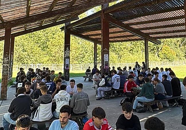 Juegos de cartas en la 'fiesta de inicio de curso'.
