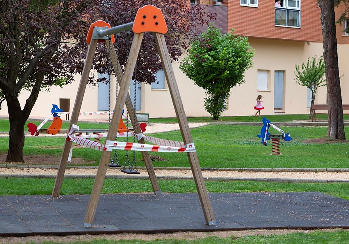 Parque infantil de Fuenmayor clausurado por la pandemia de covid en 2020.