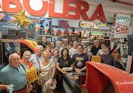 Foto de familia de quienes regentaron los negocios cuyos recuerdos hoy forman parte de 'Pixel And Games' en el 52 de la calle Piqueras.