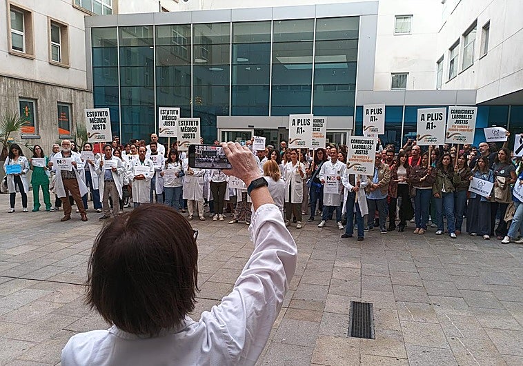 Concentración de médicos a las puertas del San Pedro.