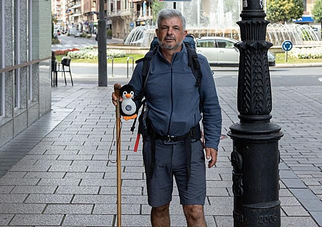 Pablo Hurtado de Mendoza con la fuente de Murrieta de Logroño al fondo.