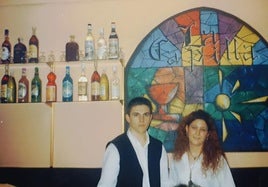 Óscar Eguizábal, uno de los propietarios de La Capilla, tras la barra del bar y delante de una sus características vidrieras, el día de la inauguración del local.