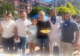 José Luis y Eva, ganadores del Concurso de Tortillas de Patata, en el centro.