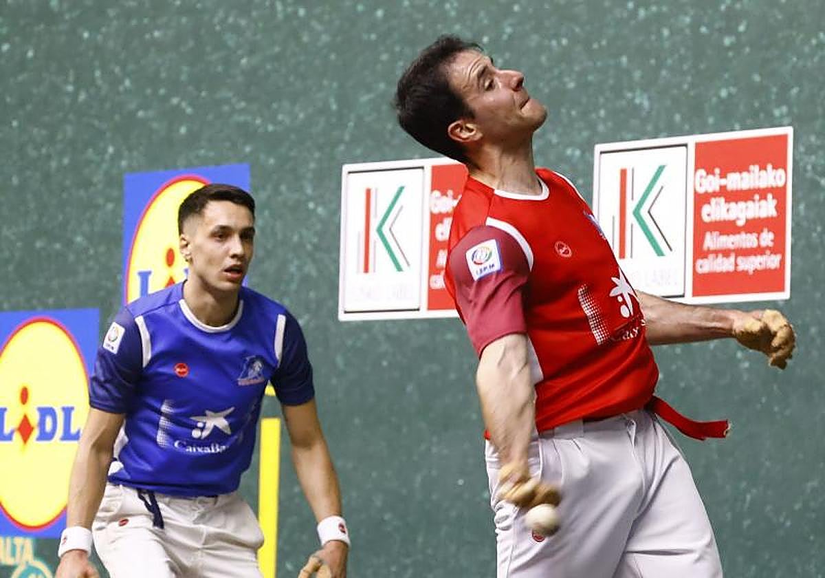 Darío se prepara para golpear la pelota ante la atenta mirada de Zabala.