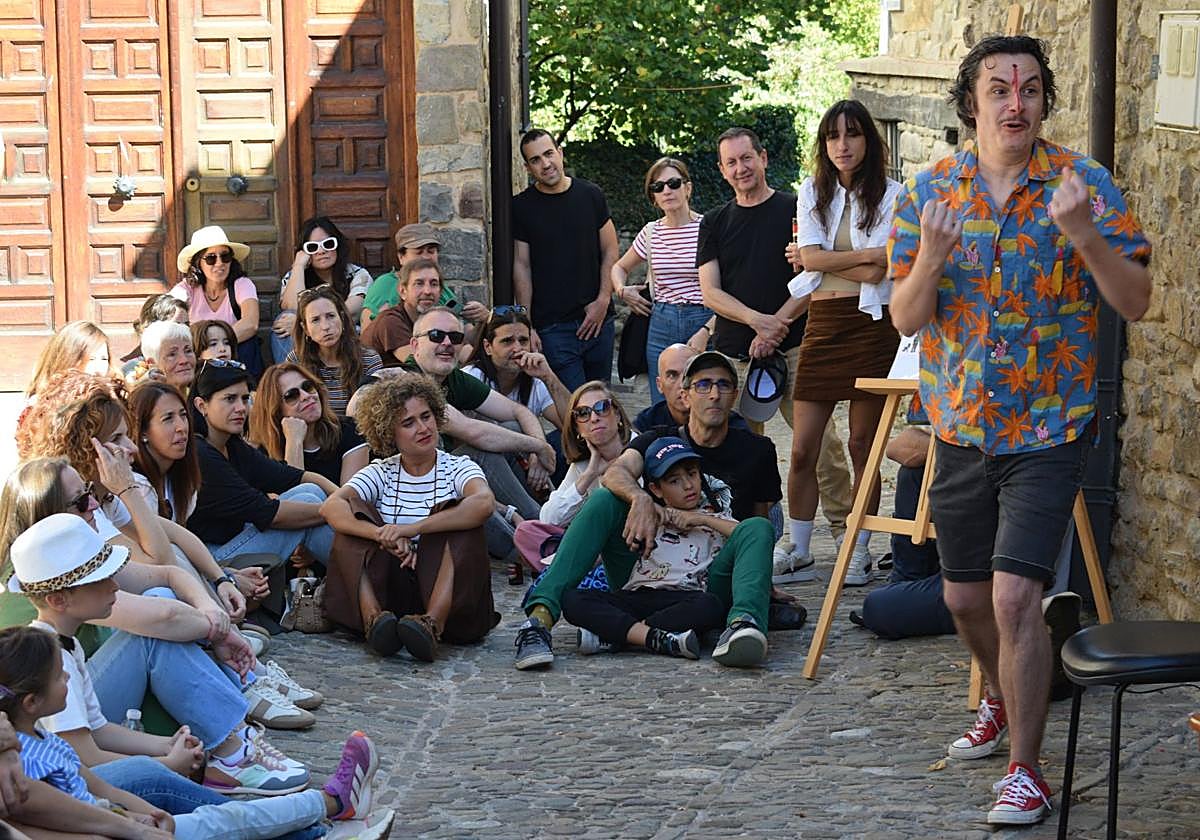 El público asiste en la plaza Cantarranas de San Román a una de las funciones de '¡La que nos espera!' de la compañía Del Más Acá.