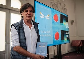 Carlos López-Otín,con su libro 'La levedad de las libélulas', el pasado jueves en el Círculo Logroñés.