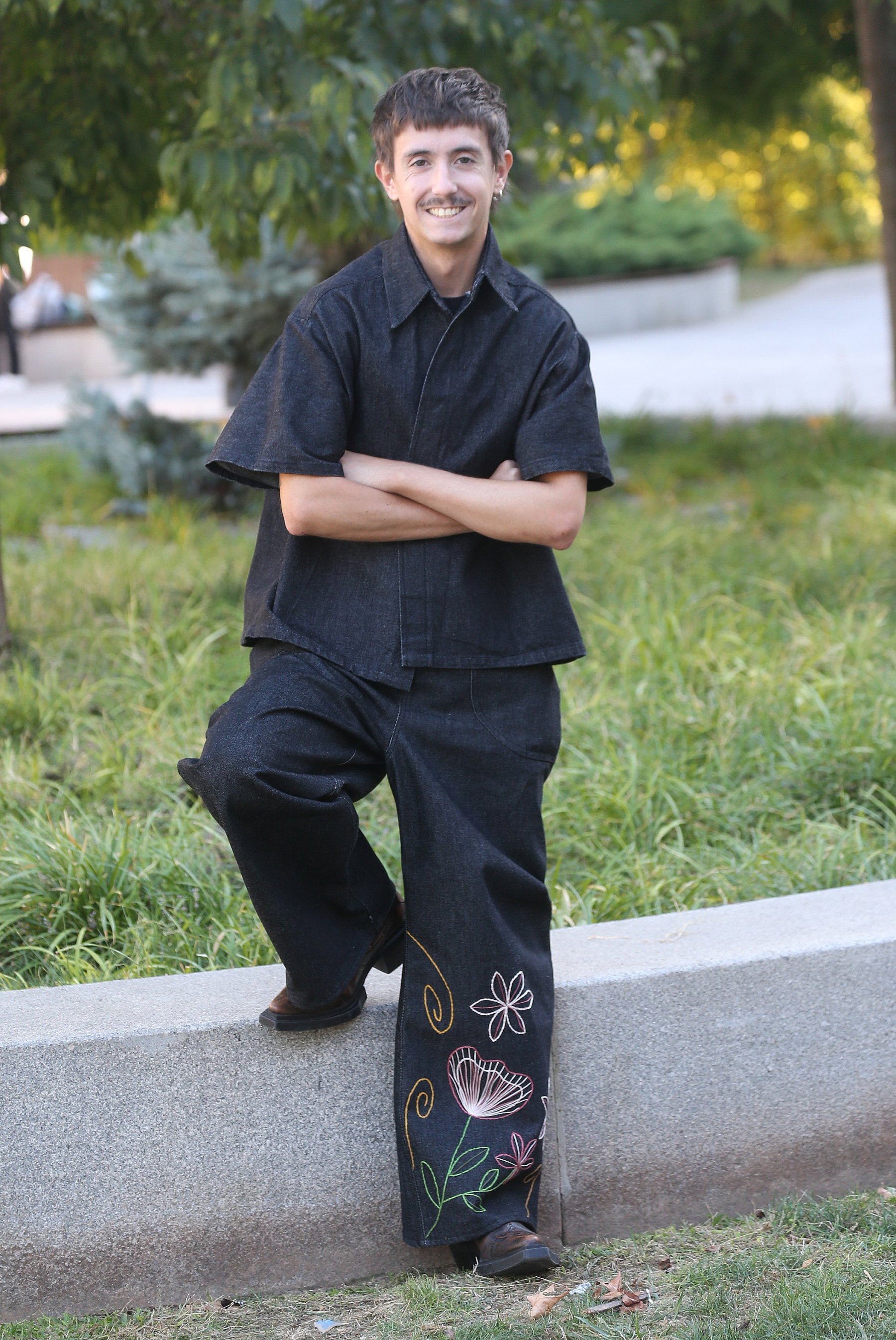 Bruno Langarica con uno de sus diseños.