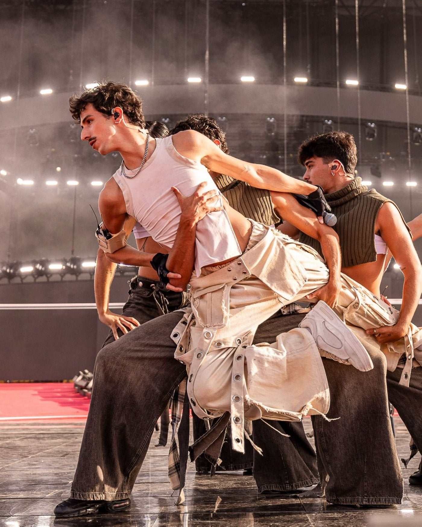 Imagen secundaria 1 - Arriba, desfile de la colección 'Ornement de retour', con la que acaba de ganar el Concurso 'Estepona de Moda'. Debajo, a la izquierda, Álvaro Mayo vestido de Langarica en el Coca Cola Music Experience. A la derecha, Bruno Langarica con uno de sus diseños (y bordados). 