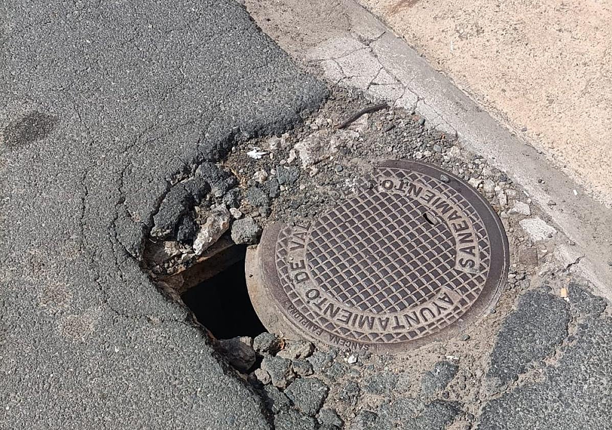 Estado de una tapa de registro en la N-113 en Valverde.